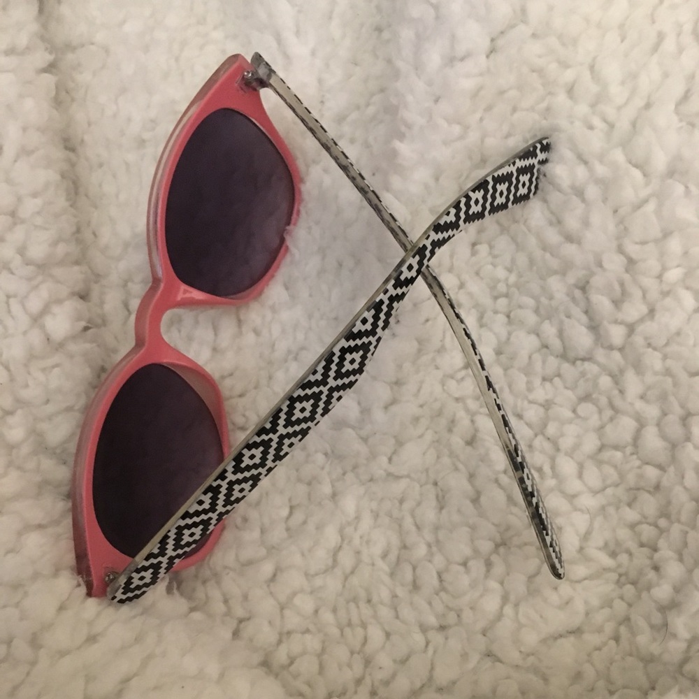 Plastic sunglasses - Picture 3 of 5